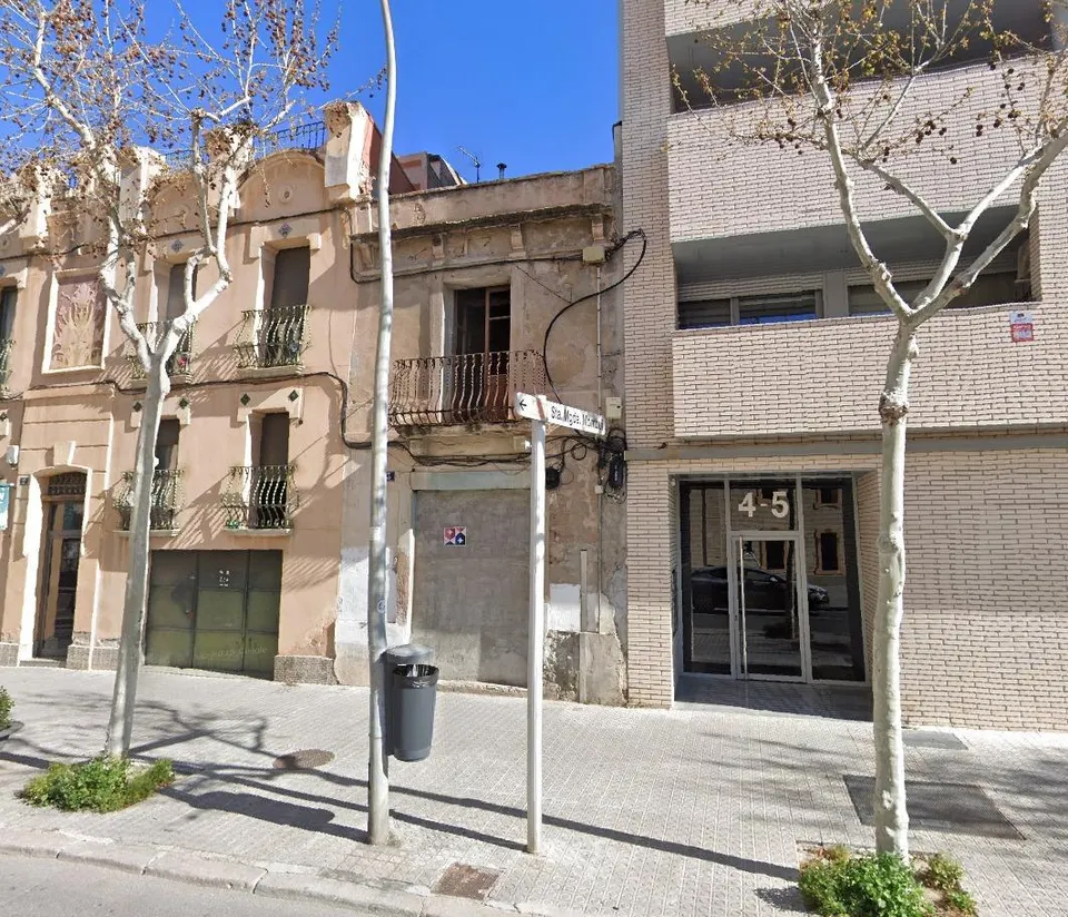 Casa per rehabilitar, a la plaça castells