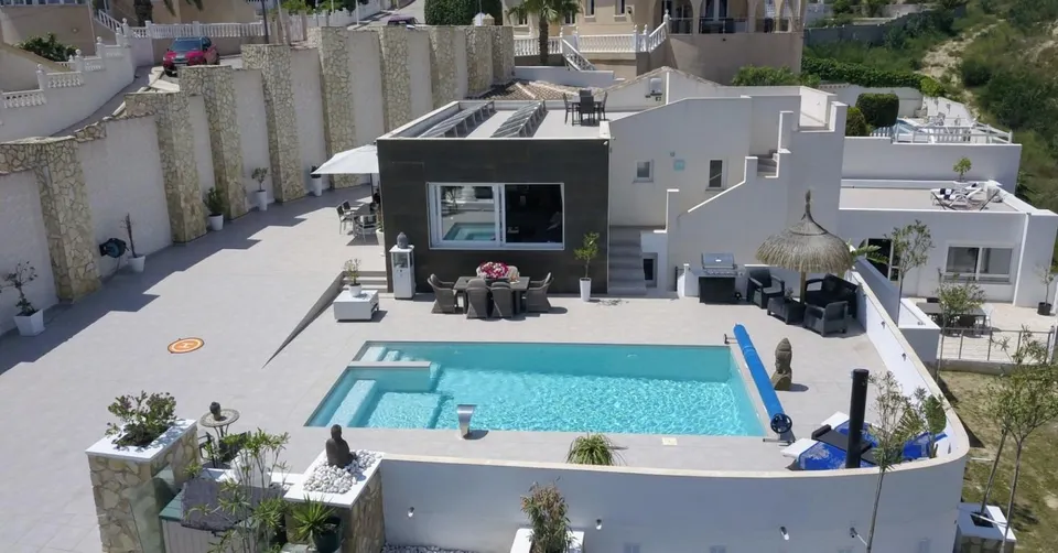 Hermosa villa con dos apartamentos separados y un estudo