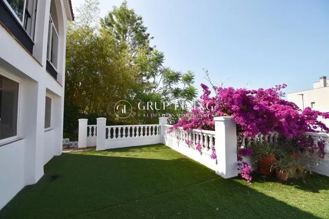 CASA LUMINOSA CON ESPACIOS EXTERIORES EN QUINTMAR