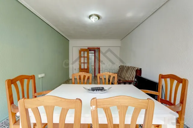 102 m2 EN EL CENTRO DE LA POBLA: AMPLITUD, LUZ Y 4 DORMITORI - foto 2