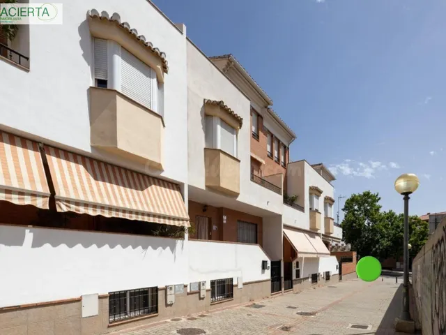 ESPECTACULAR VIVIENDA ADOSADA DE 4 DORMITORIOS CON SÓTANO, TERRAZAS Y PATIO EN GRANADA — 3