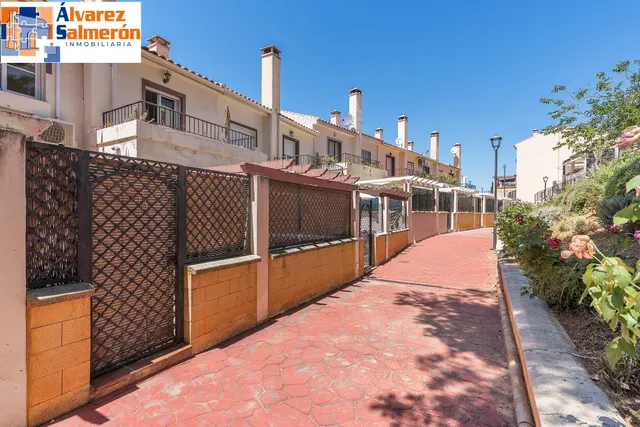 ADOSADA EN URBANIZACIÓN EN HUETOR VEGA — 45