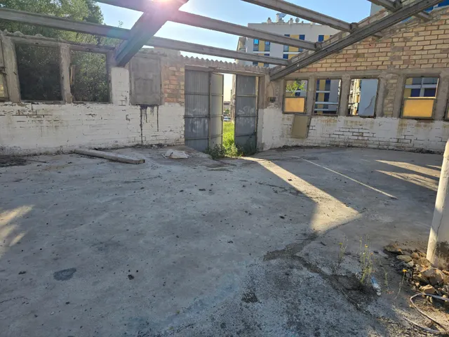 PARCELA DE 2.000 m2 CON EDIFICACIÓN DE 900 m2 — 10