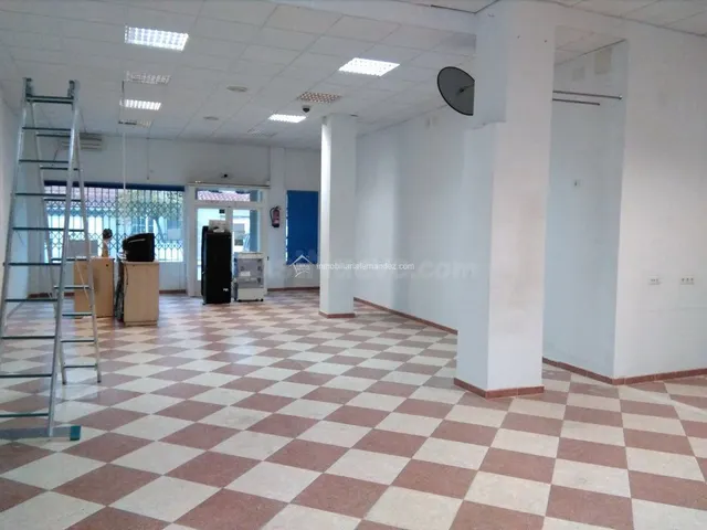 Se vende magnifico local en la zona de Residencial Gredos - foto 4