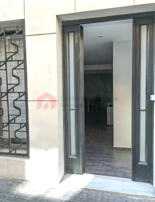 Local comercial de 990 m2 distribuidos en 2 plantas y con 2 viviendas. — 4
