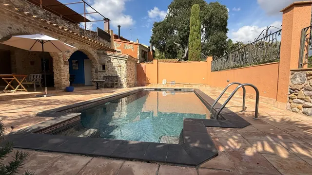 EXCLUSIVA CASA RÚSTICA CON JARDÍN, PISCINA Y VISTAS ABIERTAS - foto 3