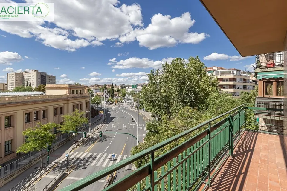 Piso señorial de 182 m2 en Avenida Madrid: amplitud, luz y posibilidades infinitas con garaje opcional.