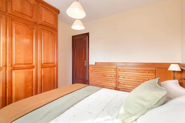 Casa con finca, seis dormitorios y amplio garaje a tres minutos del centro de noreña — 10