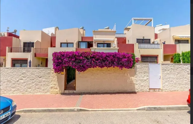 ADOSADO DE 3 DORMITORIOS Y 2 BAÑOS EN TORREVIEJA (AGUAS NUEV - foto 3