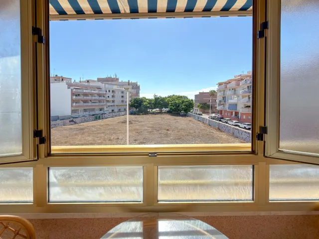 OPORTUNIDAD! Fantástico apartamento reformado con confortable terraza y vistas despejadas (210 Mts playa) — 29