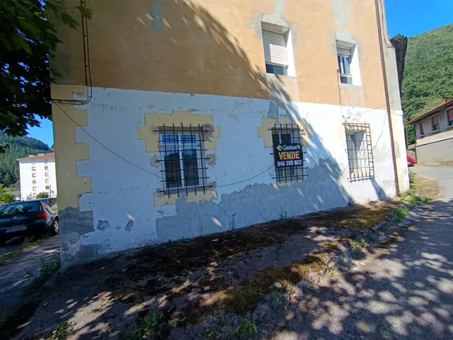 Venta de vivienda en planta primera y local en  planta baja unido a edificio de dos alturas en Gordexola — 9