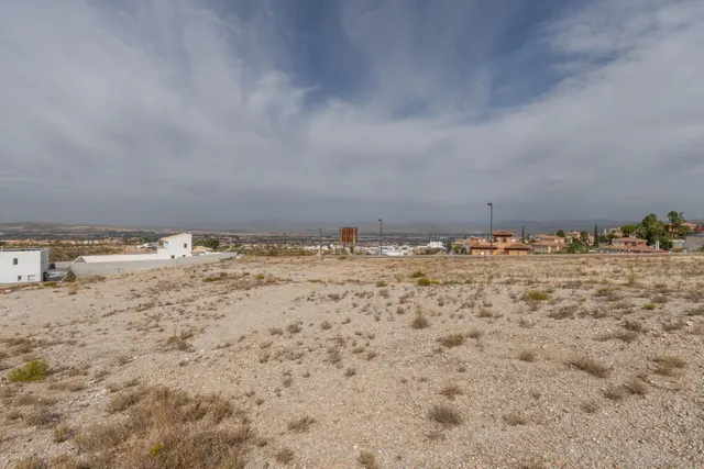 Terreno urbano de 750 m2 en Altos de La Zubia. Parcela 17, manzana M — 26