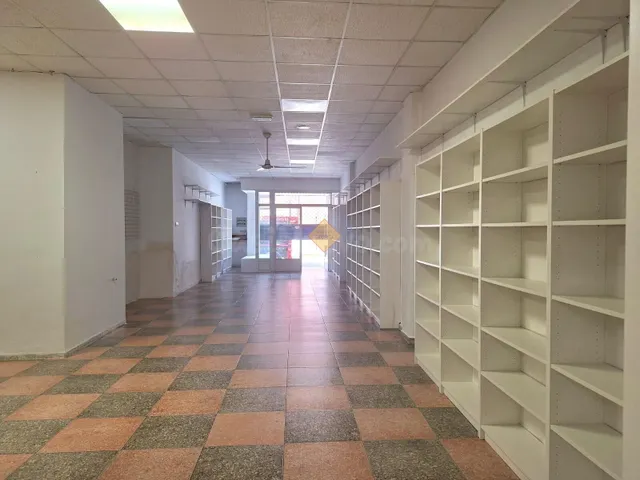 Oportunidad Inmobiliaria en Burjassot: Amplio Local Comercia