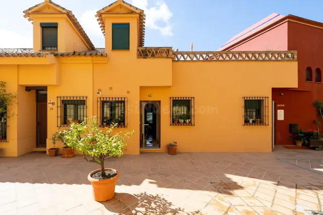 SE VENDE CASA ADOSADA URB. LA BERMEJANA, 4 DORM,3 BAÑOS. 2 S - foto 3