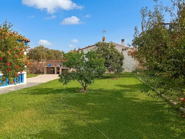 Chalet con piscina, bungalow y 2.500 m2 de parcela en Urbani - foto 5