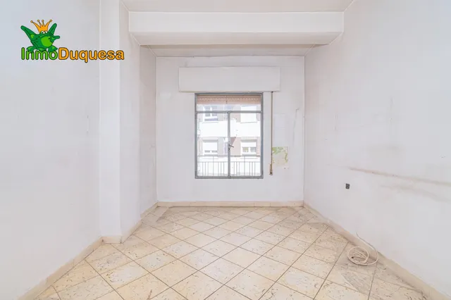 Piso de 4 Dorm. en Camino de Ronda. Para REFORMAR. — 21