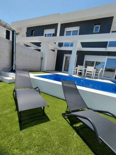 ALTO STANDING - Se vende preciosa y amplia VILLA CON PISCINA PRIVADA — 2