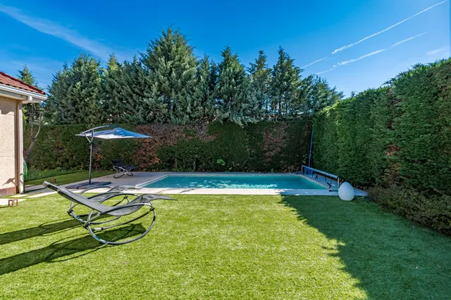 MAGNÍFICO CHALET EN LA SIERRA DE GUADARRAMA PARA VIVIR EN UNA PLANTA Y LISTO PARA ENTRAR A 25 MINUTOS DE MADRID CON PORCHE, JARDÍN Y PISCINA — 43