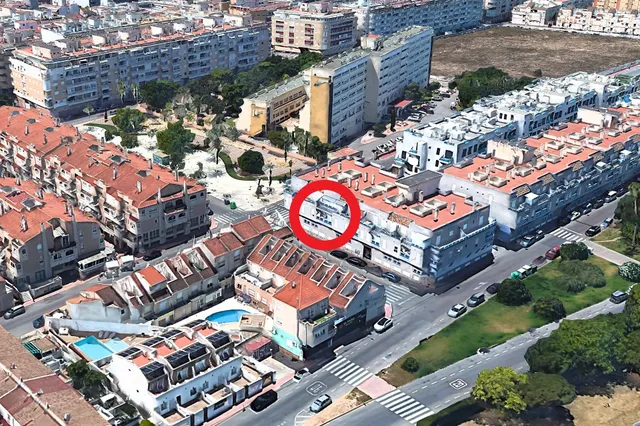 Apartamento céntrico, luminoso, y elegantemente reformado (1.ª planta). Balcón con orientación este, piscina comunitaria y a solo 800 m de Playa del Cura. — 35
