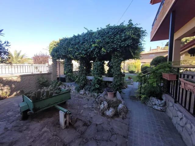 Impresionante Chalet con Amplio Terreno y Piscina en las Afueras de Zaragoza — 8