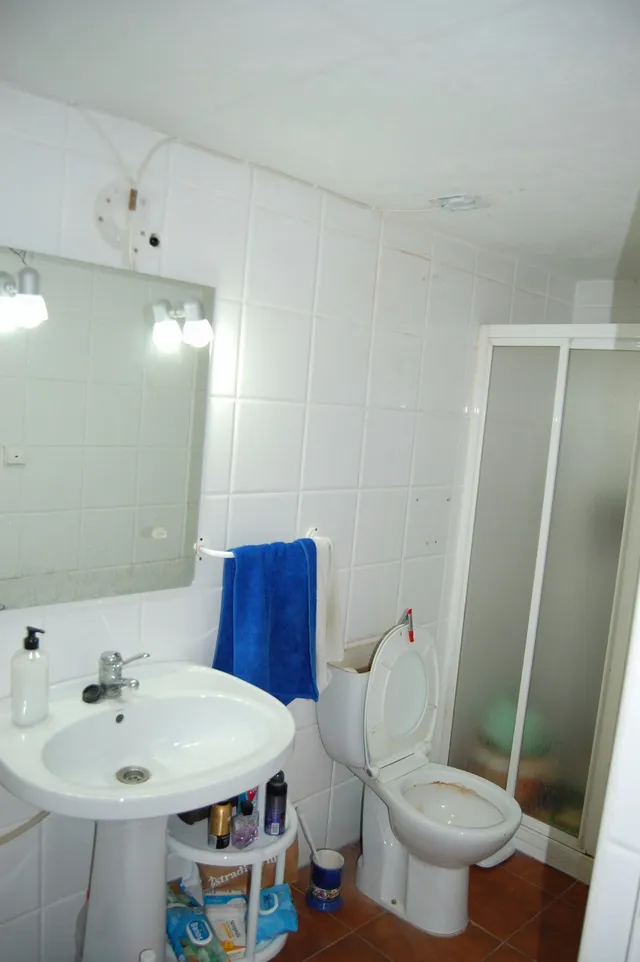Local acondicionado, de 110 m2, tiene cuatro estancias, tienda, taller, despacho y aseo con ducha. — 8