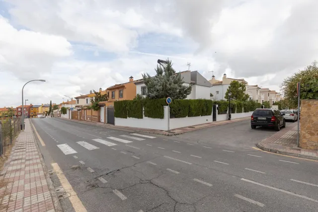 Casa independiente con piscina en La Zubia. — 45