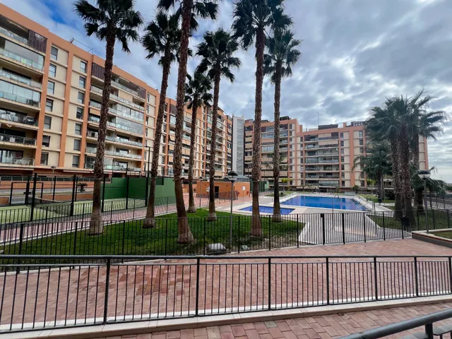 GRAN PISO DE 6 DORMITOTIOS CON PISCINA — 24
