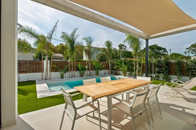 Exclusiva villa de diseño moderno con piscina privada, jardín, garaje y domótica avanzada — 8