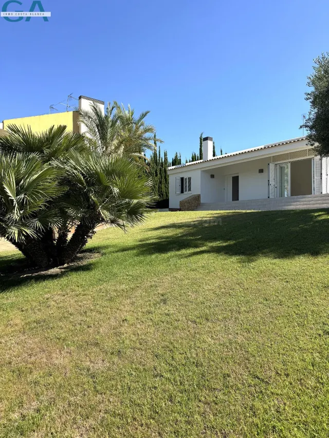Exclusivo chalet moderno en primera línea de Alenda Golf - foto 4