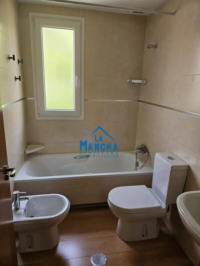 INMOBILIARIA LA MANCHA VENDE ADOSADO EN BARRIO MEDICINA. — 21