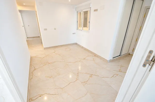 Se vende atico 5 habitaciones  totalmente reformado con vistas al mar  en pleno centro d Benidorm — 17