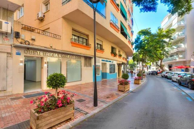 Espectacular local comercial acondicionado como clínica esté