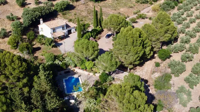 Encantadora casa de campo con 12 hectáreas, piscina y vistas