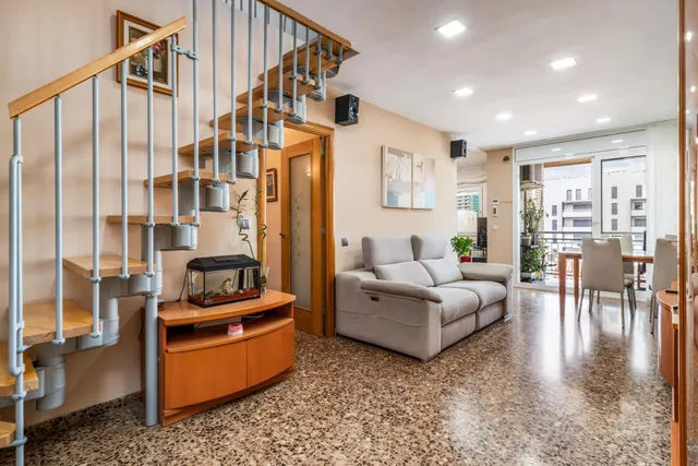 DÚPLEX con 3 DORMITORIOS mas BUHARDILLA, 2 BAÑOS, BALCÓN, VI