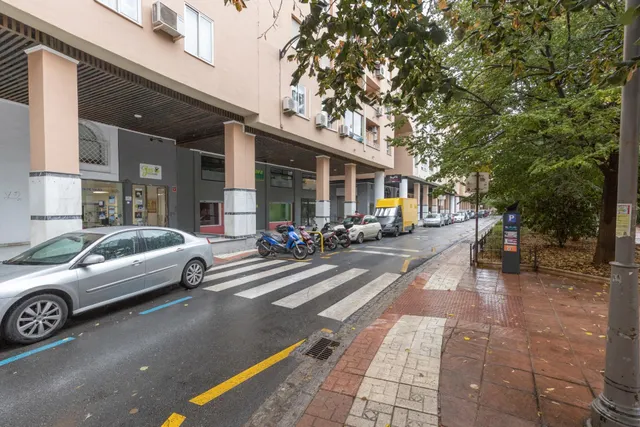 Local comercial en venta en calle agustina de aragón — 17