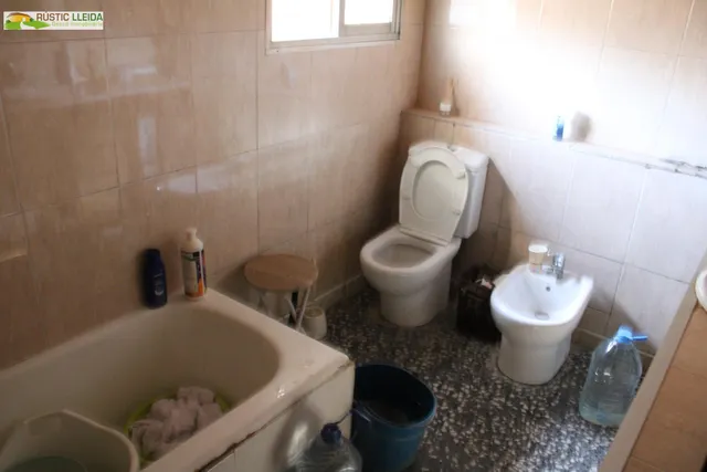 Masía con 18.000 m2 de terreno y amplios almacenes en Penelles. — 25