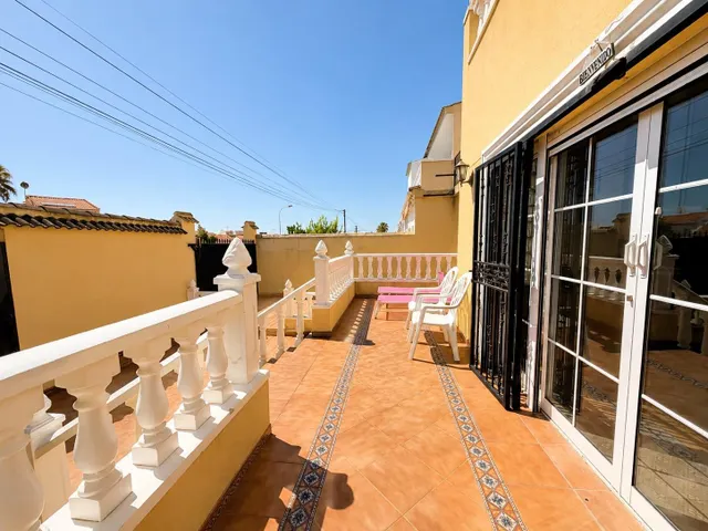 Villa independiente con piscina privada y 6 dormitorios junto a la Laguna Rosa de Torrevieja — 13