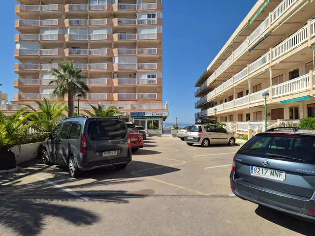 Apartamento situado en la urbanización Torre Luquillo, en el kilómetro 5,5 de La Manga del Mar Menor, que destaca por sus impresionantes vistas tanto al Mar Menor como al mar Mediterráneo. — 32