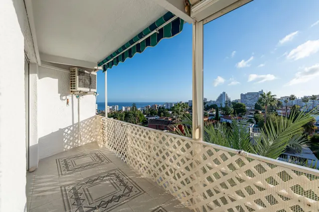 Piso con vistas al mar y gran potencial en Benalmádena — 10