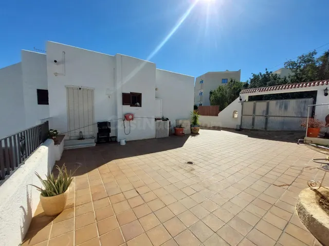 Casa chalet con 6 habitaciones y piscina privada en zona de  - foto 3