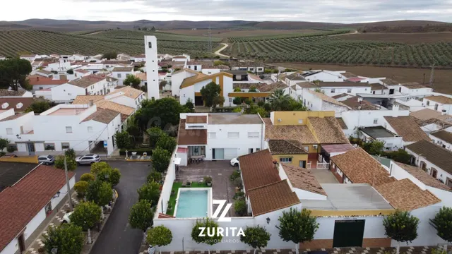 Impresionante vivienda con casa de invitados, piscina y ampl