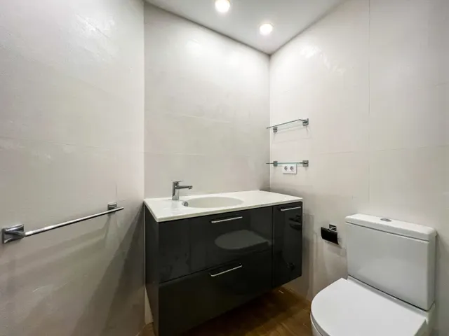 Piso de reciente construcción en alquiler en Avda. Ausias March — 24