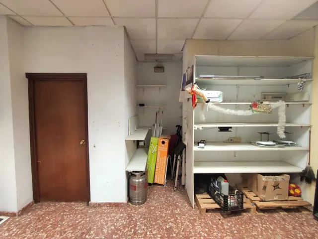 SE VENDEN DOS LOCALES JUNTOS A ESCASOS METROS DE LA AVENIDA DE CÁDIZ. — 13
