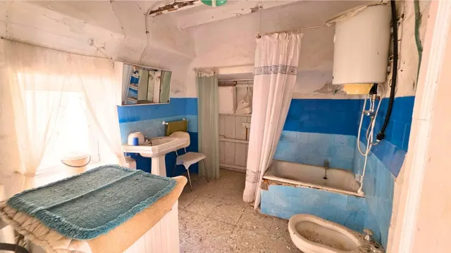 ¿Buscas espacio sin límites? 400 m2 de puro potencial en el corazón de Uleila. — 36