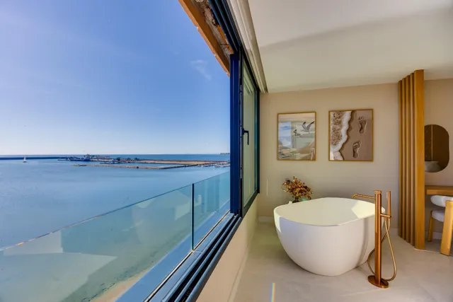 Exclusivo apartamento en primera línea con vistas panorámicas al mar — 39