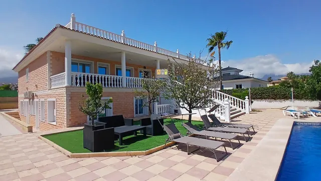 IMPRESIONANTE CHALET EN ALFAS DEL PI — 2