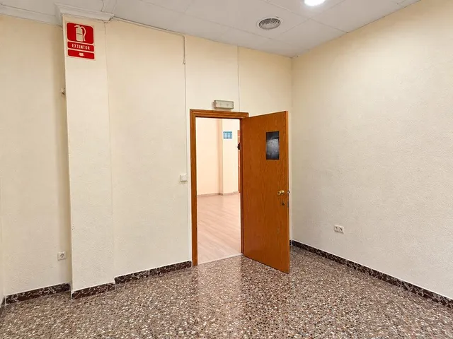 Amplio Local Comercial en Almansa - Oportunidad Única por €76,000 — 6