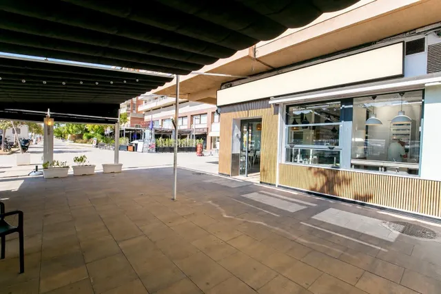 Alquiler Local Comercial en Primera Línea del Puerto de Sant - foto 2