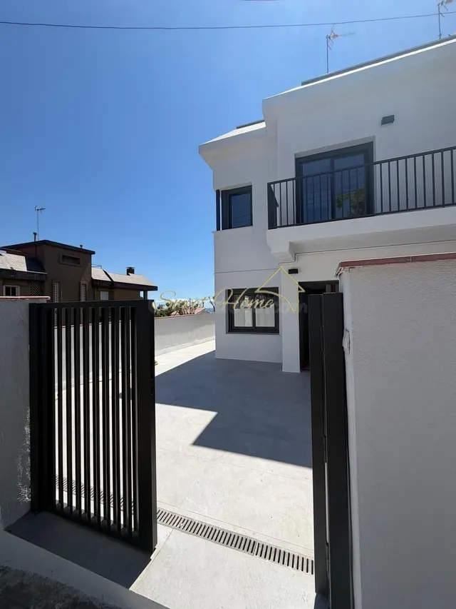 Vivienda esquinera reformada con terrazas y vistas al mar - foto 4