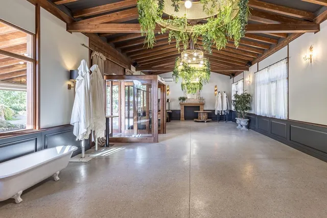 **NEGOCIO CONSOLIDADO DE EVENTOS Y ALOJAMIENTO TURÍSTICO EN UNA ESPECTACULAR FINCA ANDALUZA CERCA DE GRANADA** — 27
